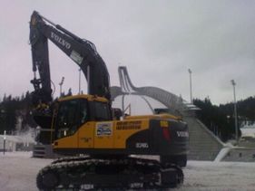 Gravemaskin ved hoppbakke